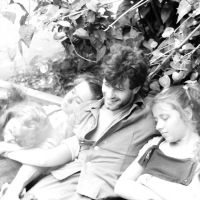 На стройке - на лавочке...