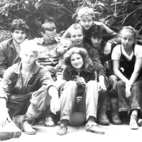 На стройке - Альбертыч и ребята на лавочке...